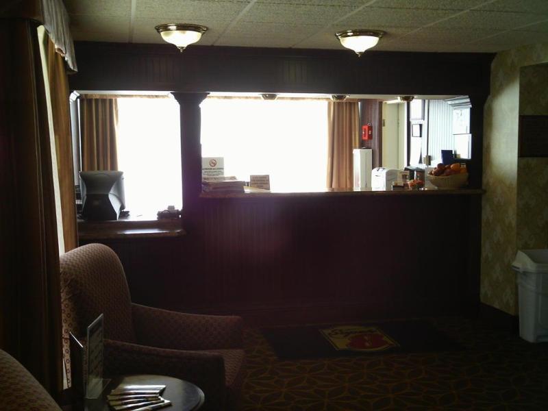 Econo Lodge *